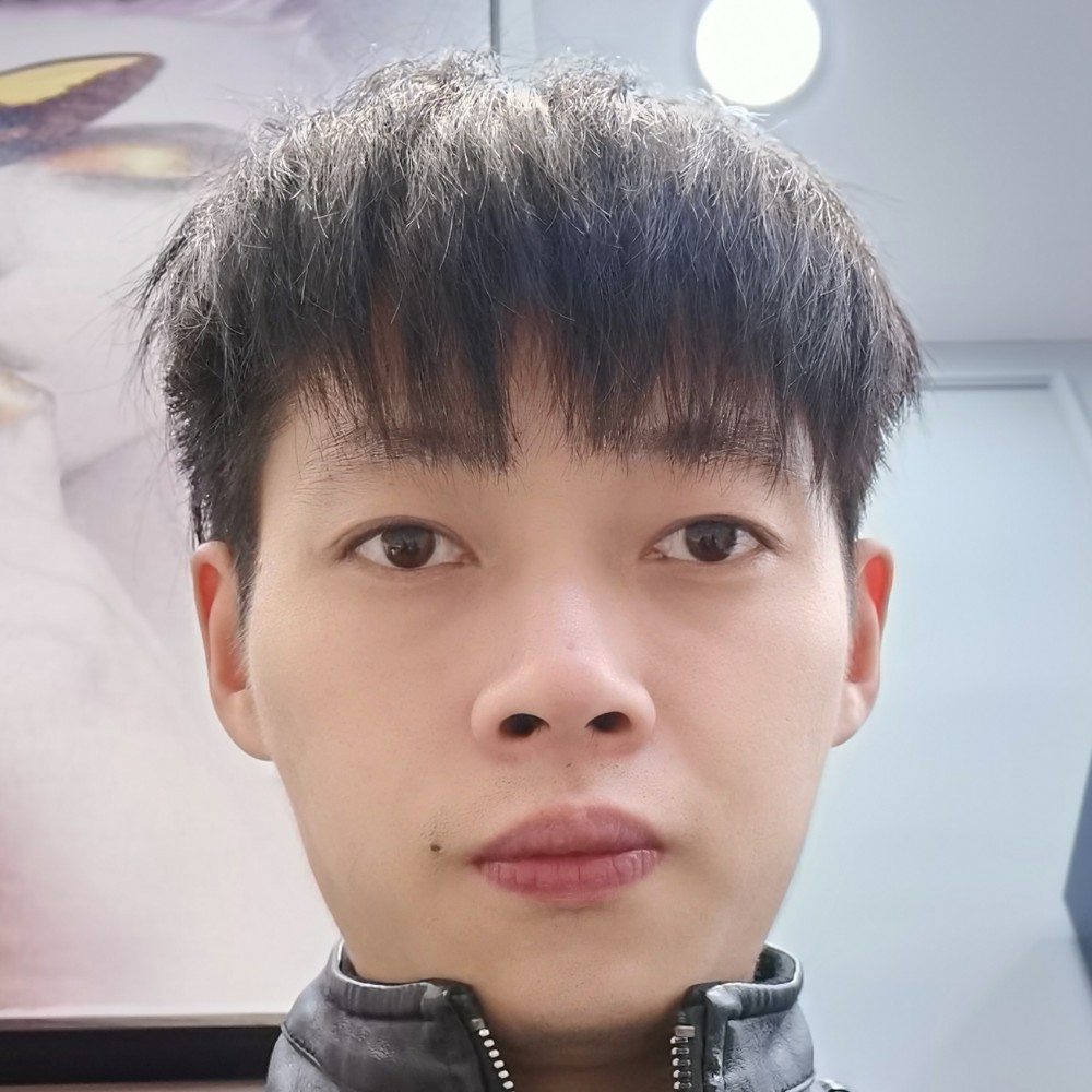 美女扯重要的照片