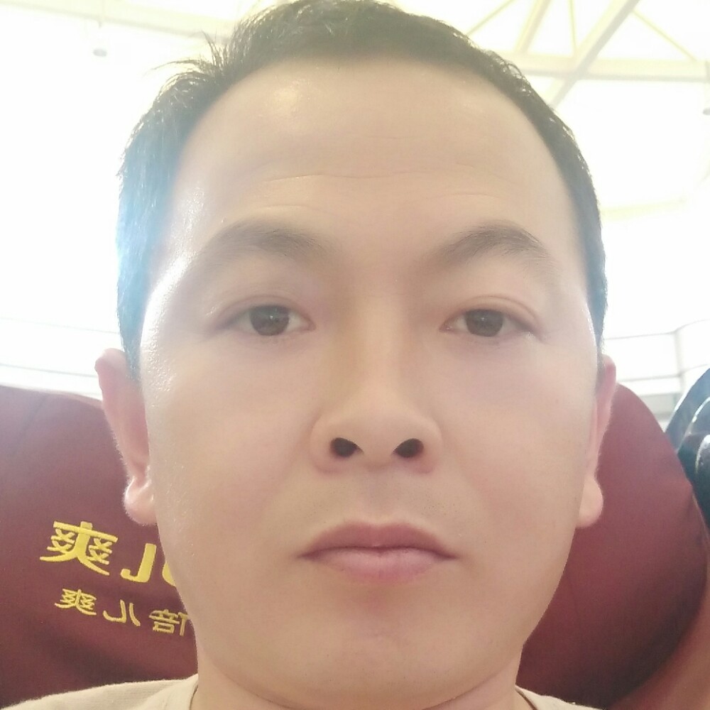 西湖下着雨的照片