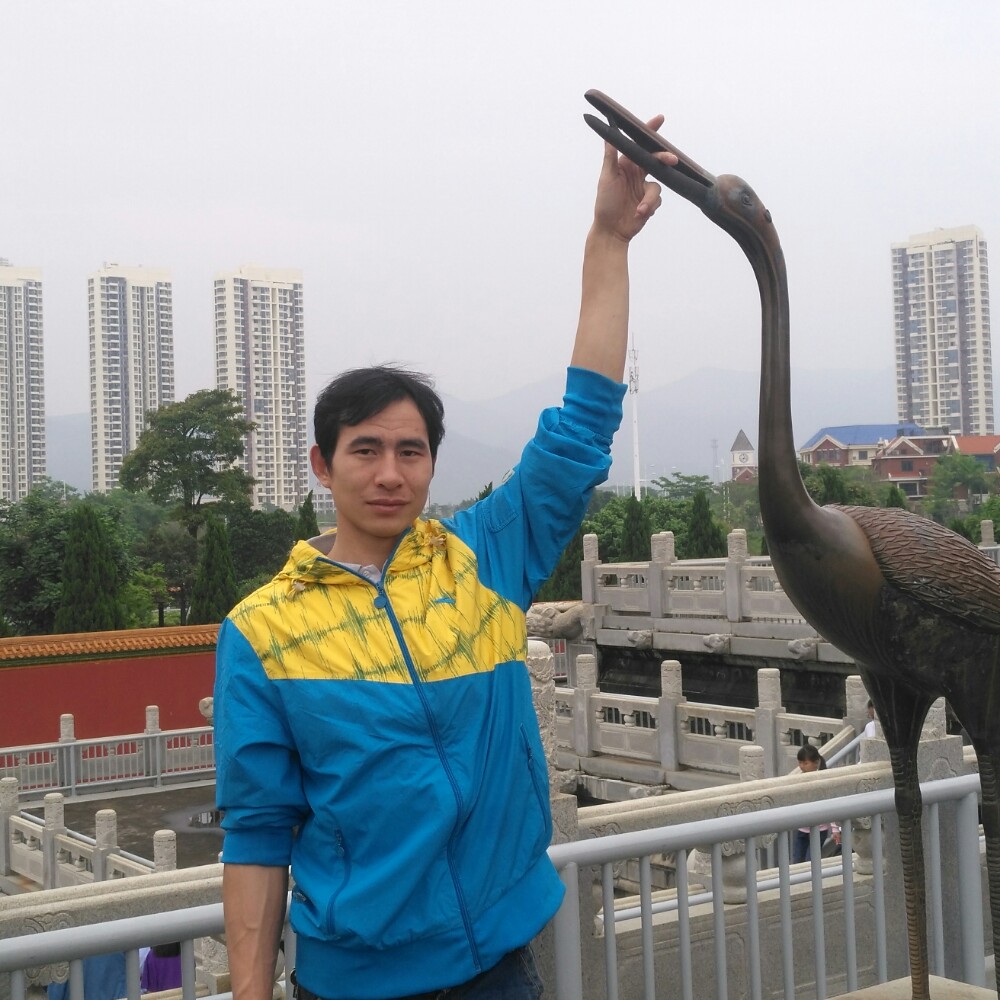 冷静挽手鞋子的照片