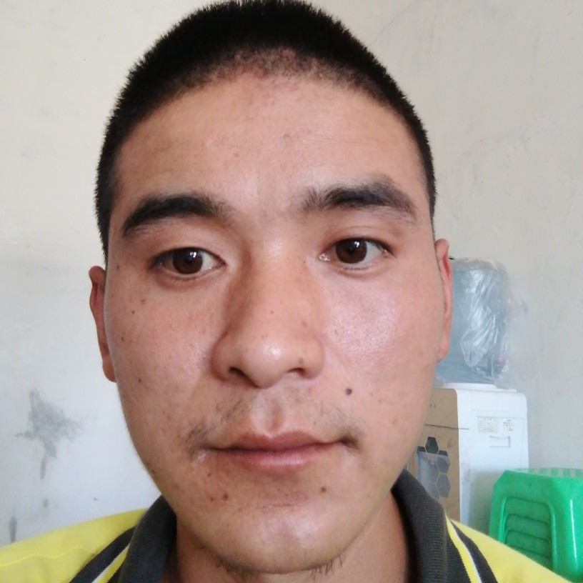 开朗凝眸毛衣的照片