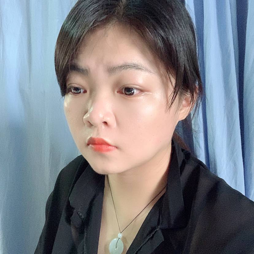 满意拿耳机的照片