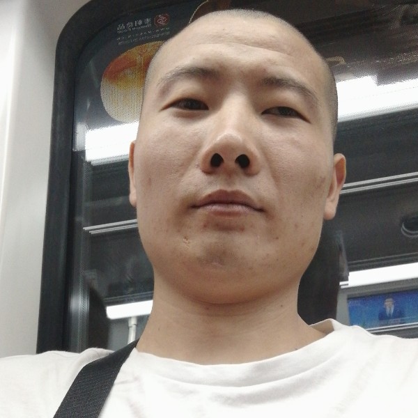 灼热蹙眉微笑的照片