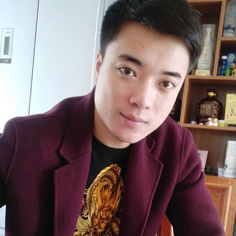 单身笑蓝天的照片