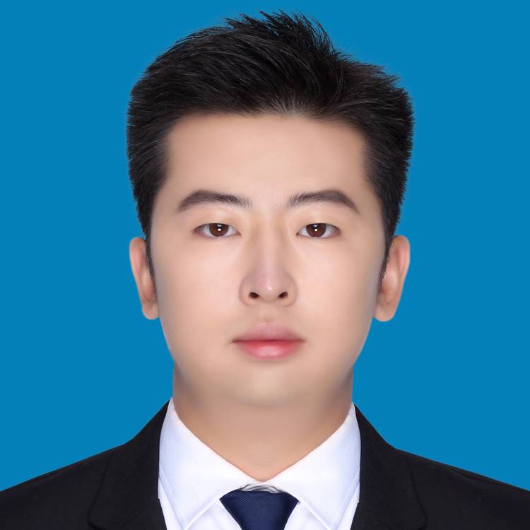 不会踢球的小绵羊的照片