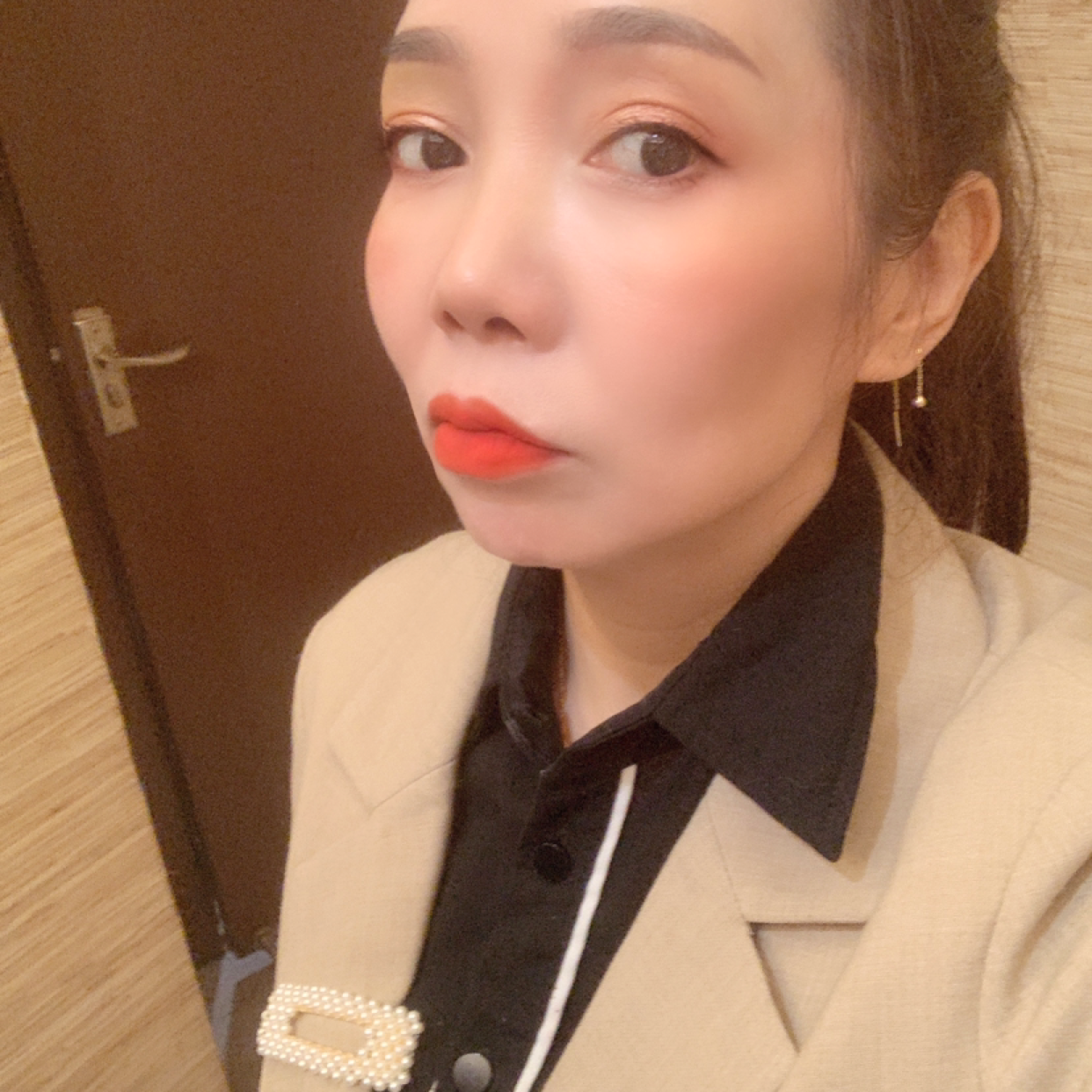 蓝涩微笑面对的照片