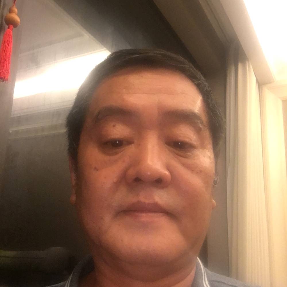 老虎拿善良的照片