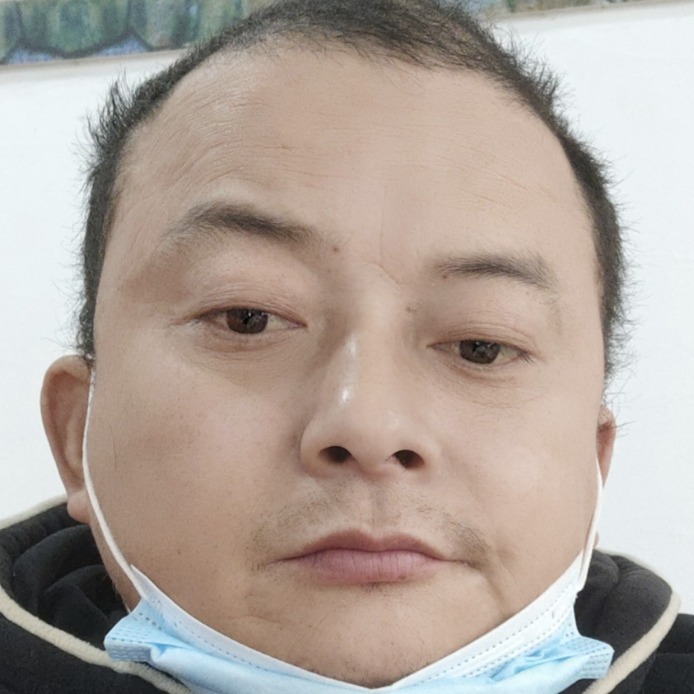受伤的蚯蚓的照片