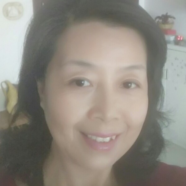 青琯漫步自然的照片