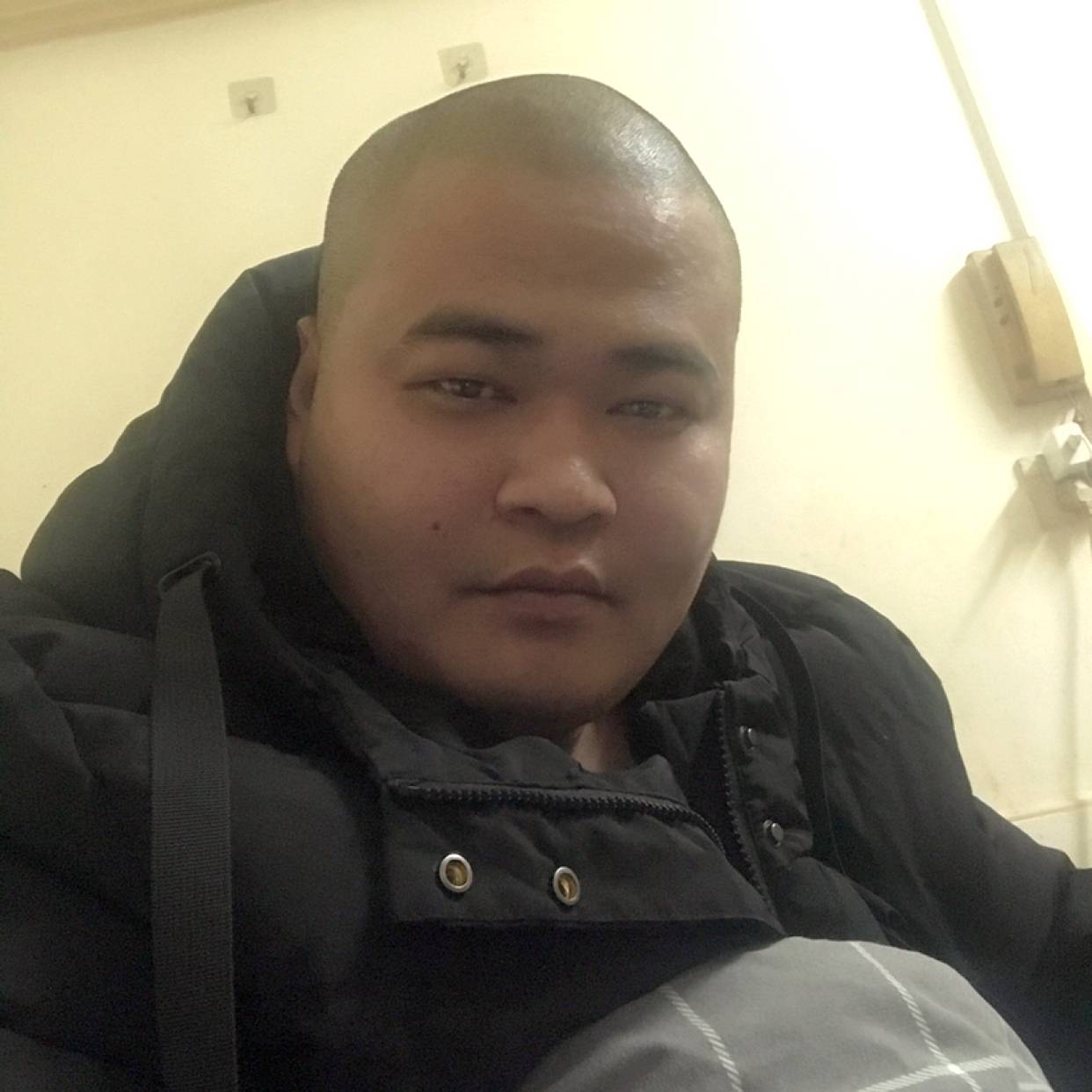 长颈鹿深拥大胆的照片