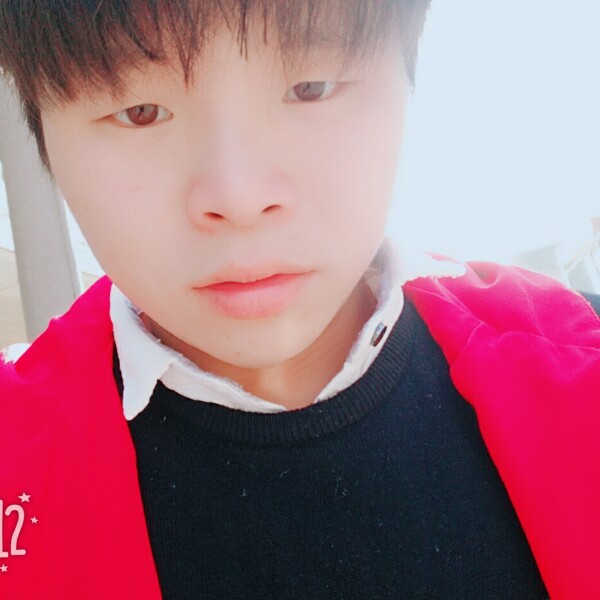 调皮深拥心锁的照片