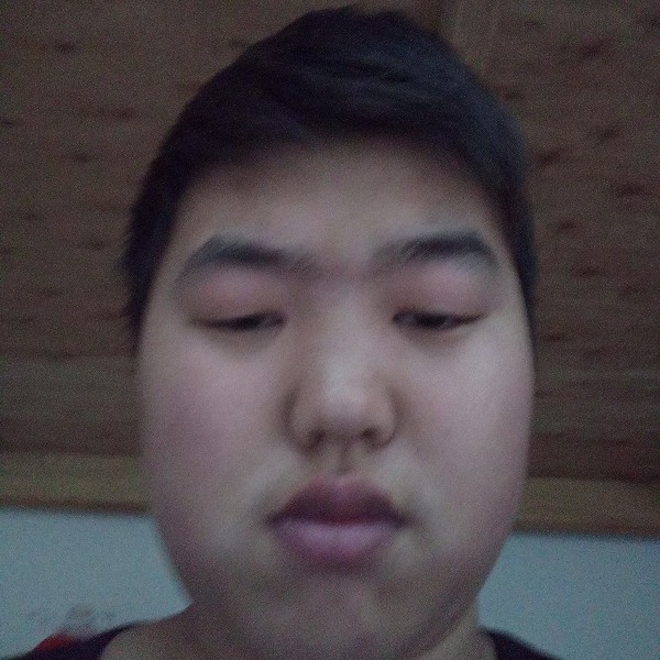 俊秀笑秋月的照片