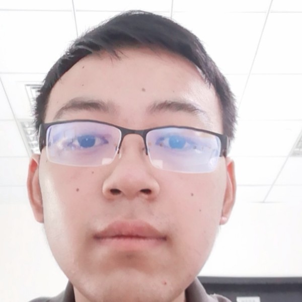 一个人回首巨人的照片