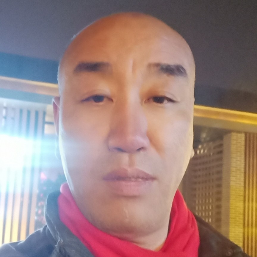 骑蜗牛的人的照片