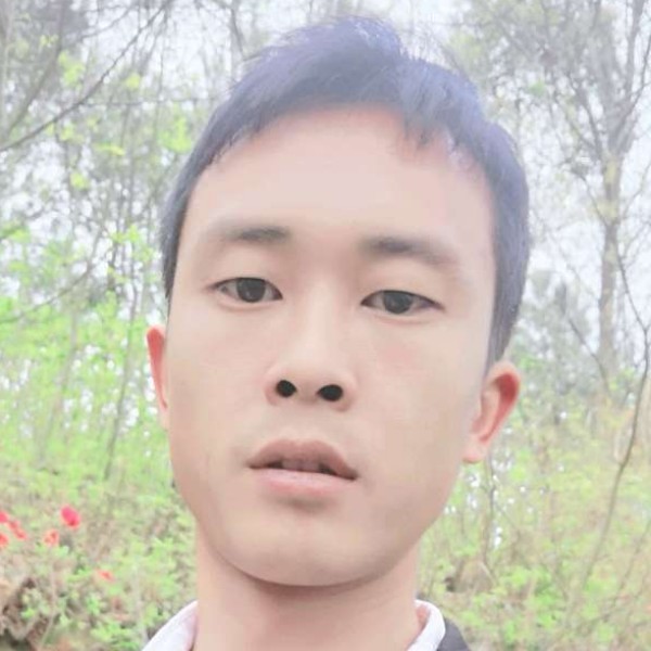 体贴拿枕头的照片