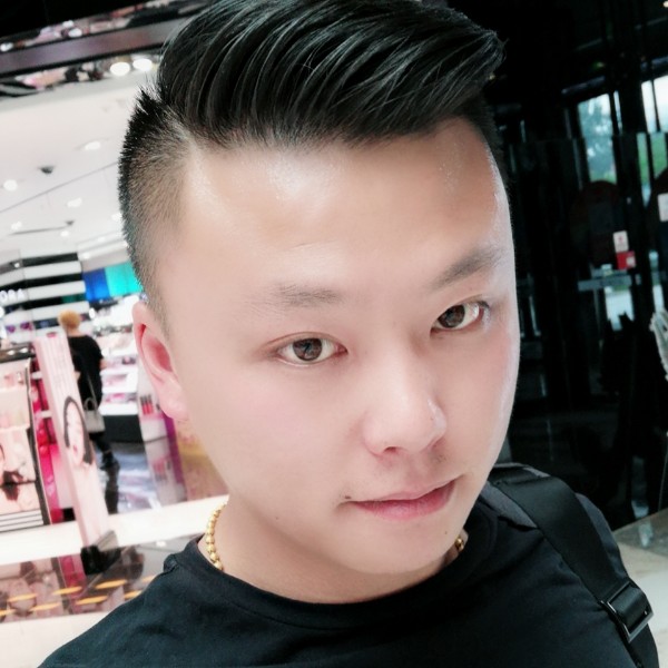 走钢丝的胖兔子的照片