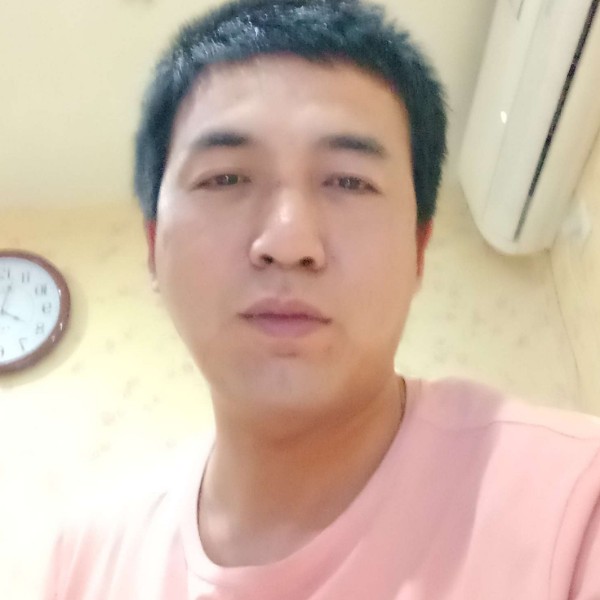 红牛拉长的照片