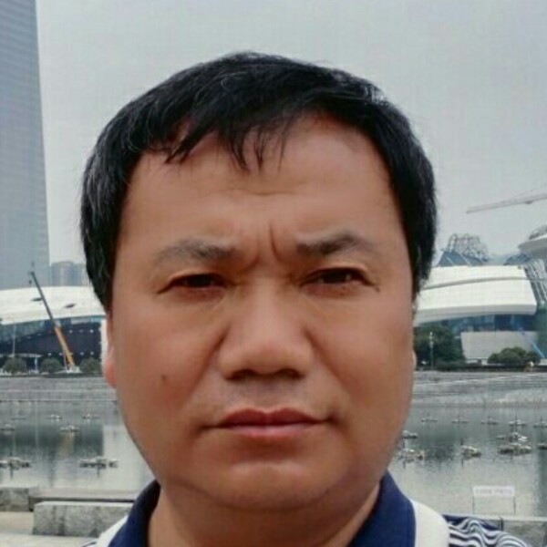 柏在山崖的照片