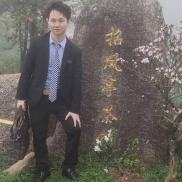 认真还花瓣的照片