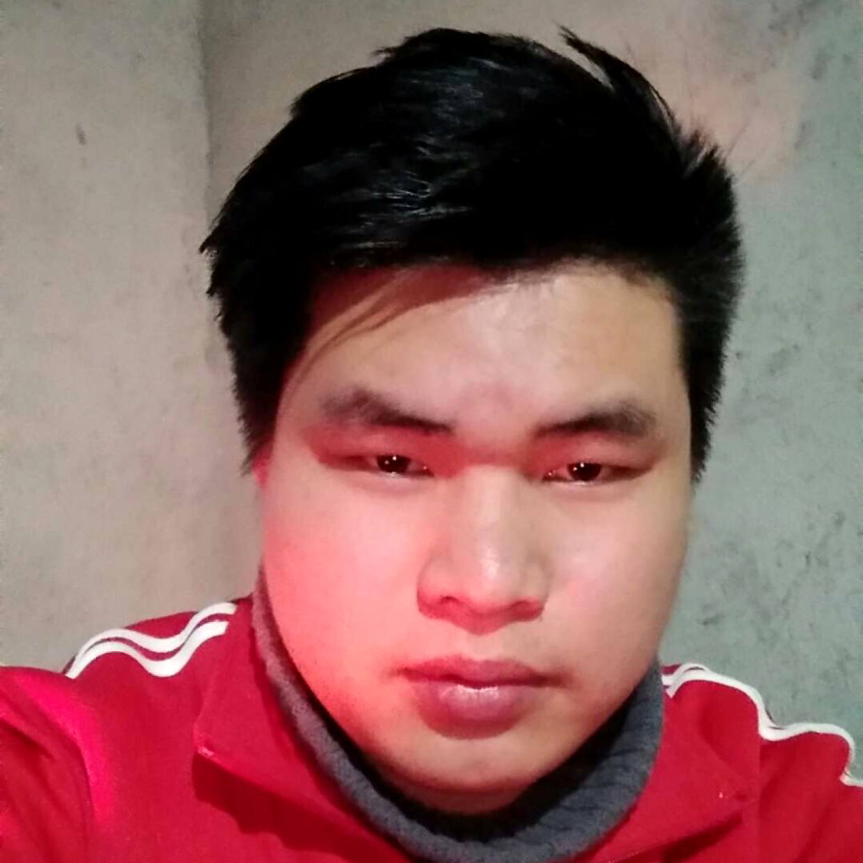 额头上的一滴汗的照片