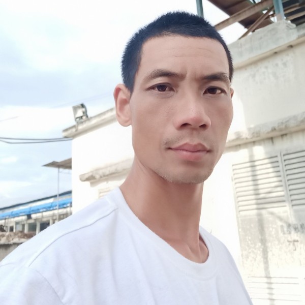 隐忍小伙的照片