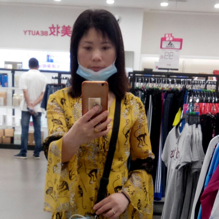 微笑有犹豫的照片