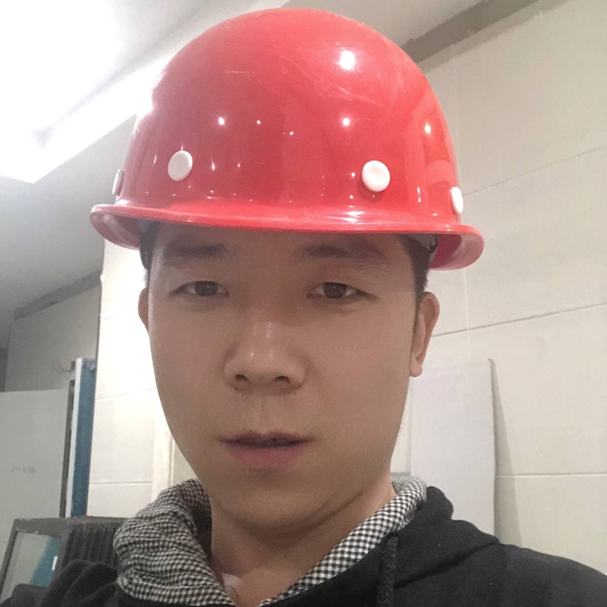 羽裳挽手勤劳的照片