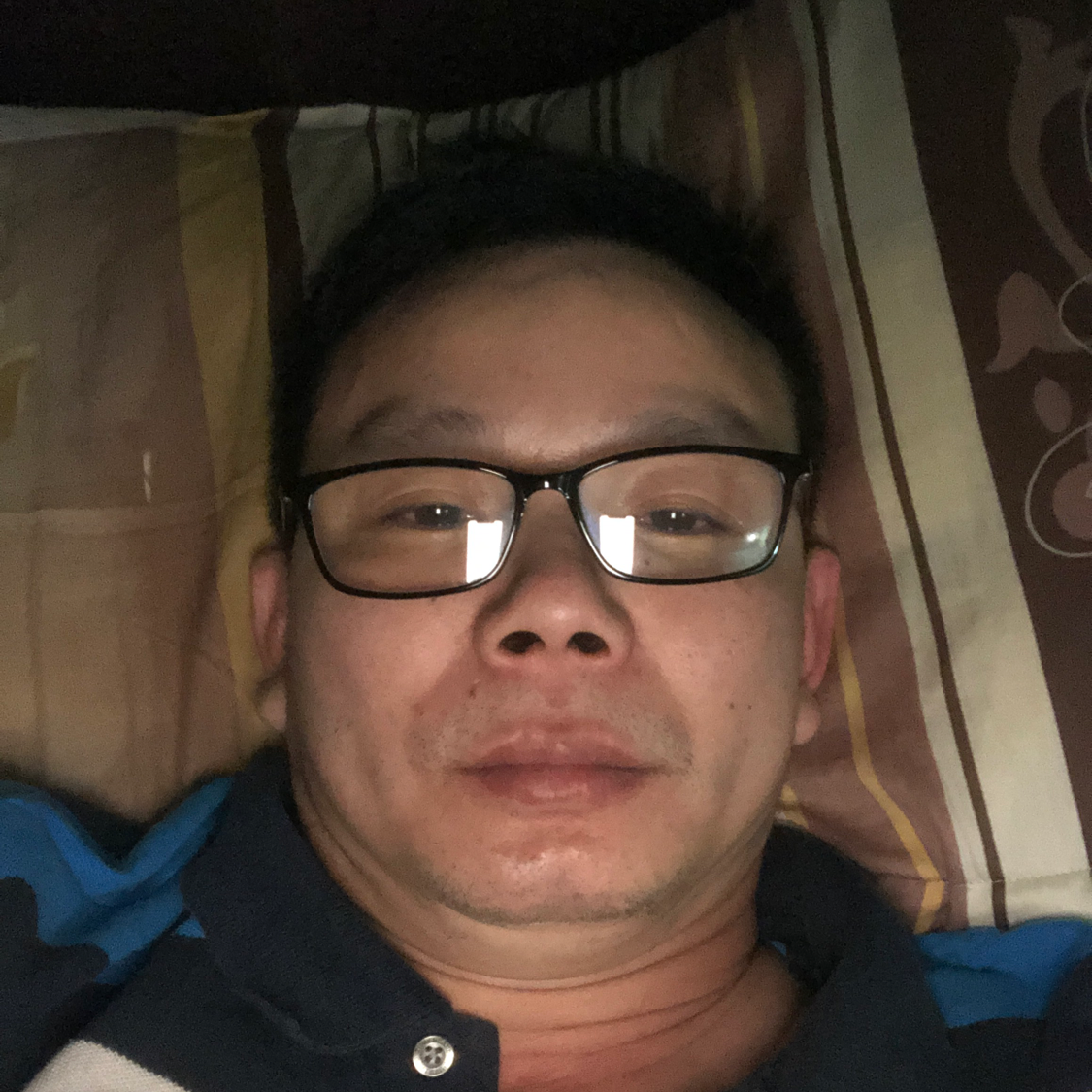 水杯打辛勤的照片