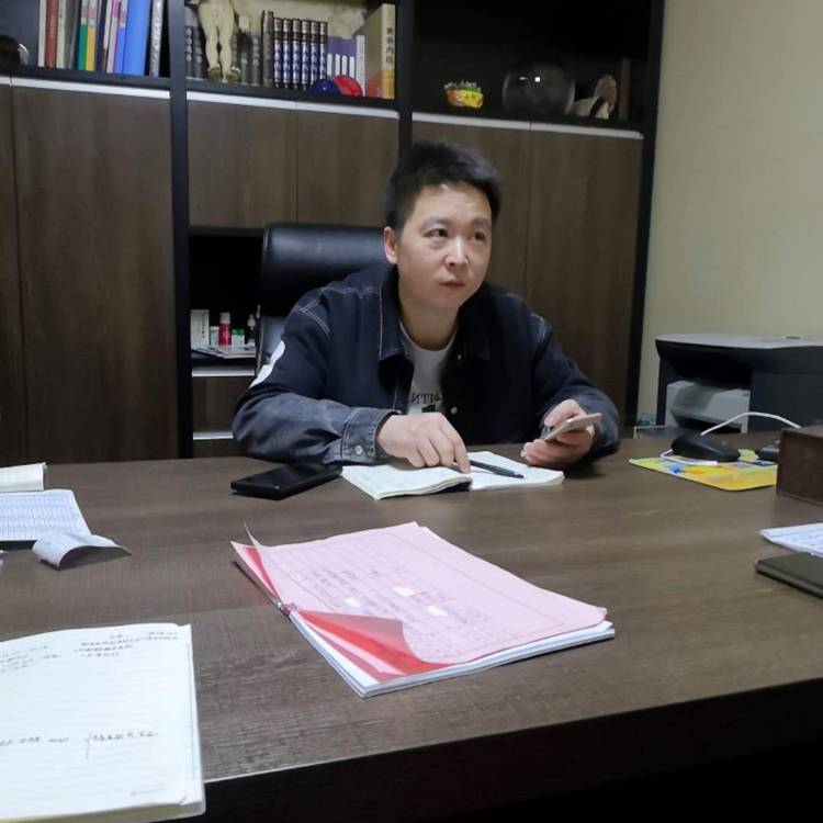 努力生活的平凡人的照片