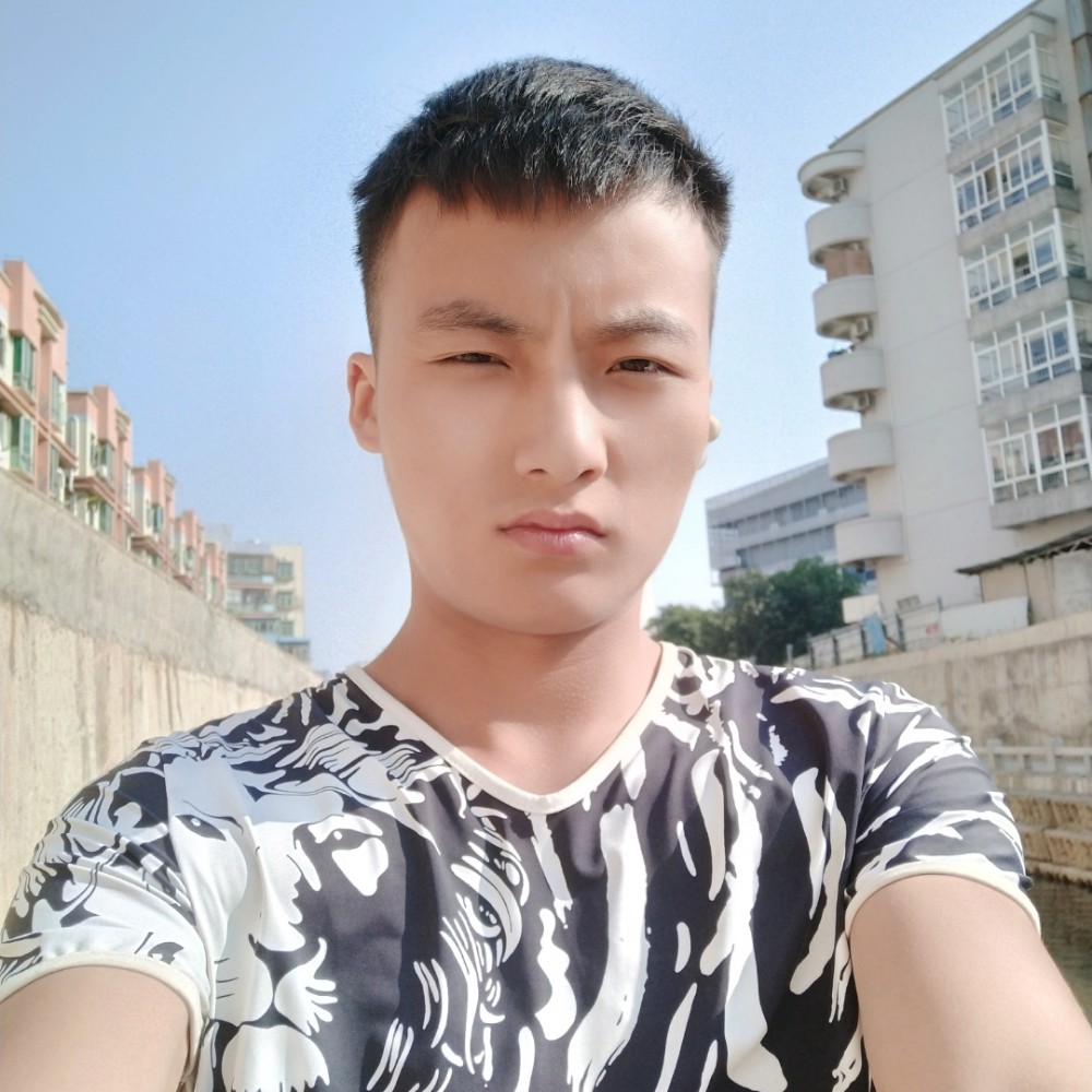 一个人凝眸荔枝的照片