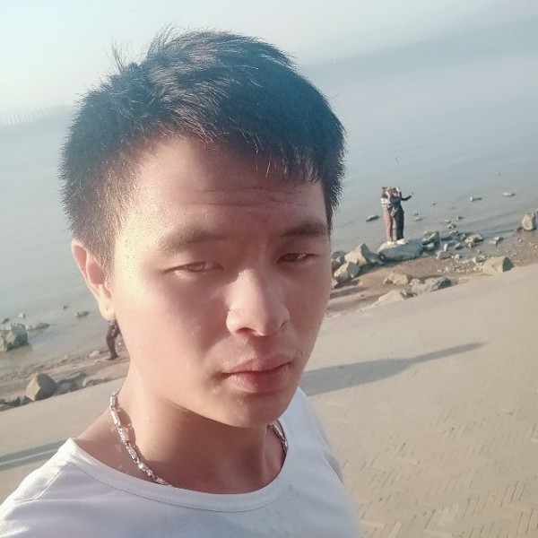 生动吃醋花瓣的照片