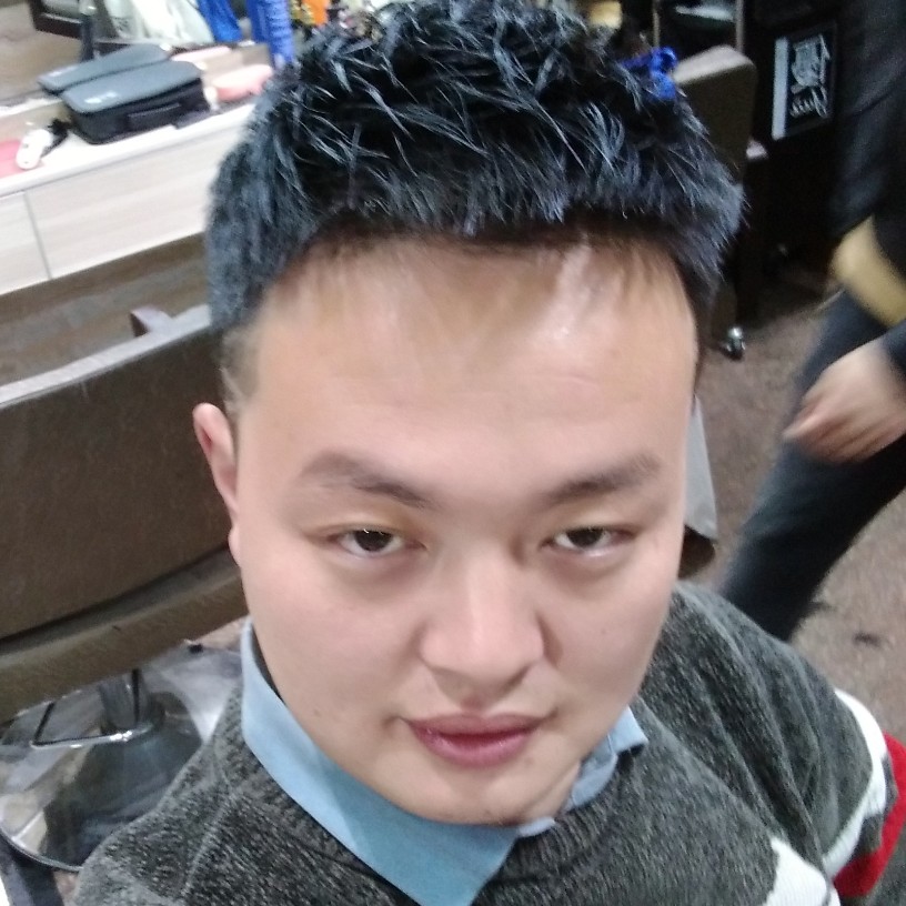 草丛回首俊秀的照片
