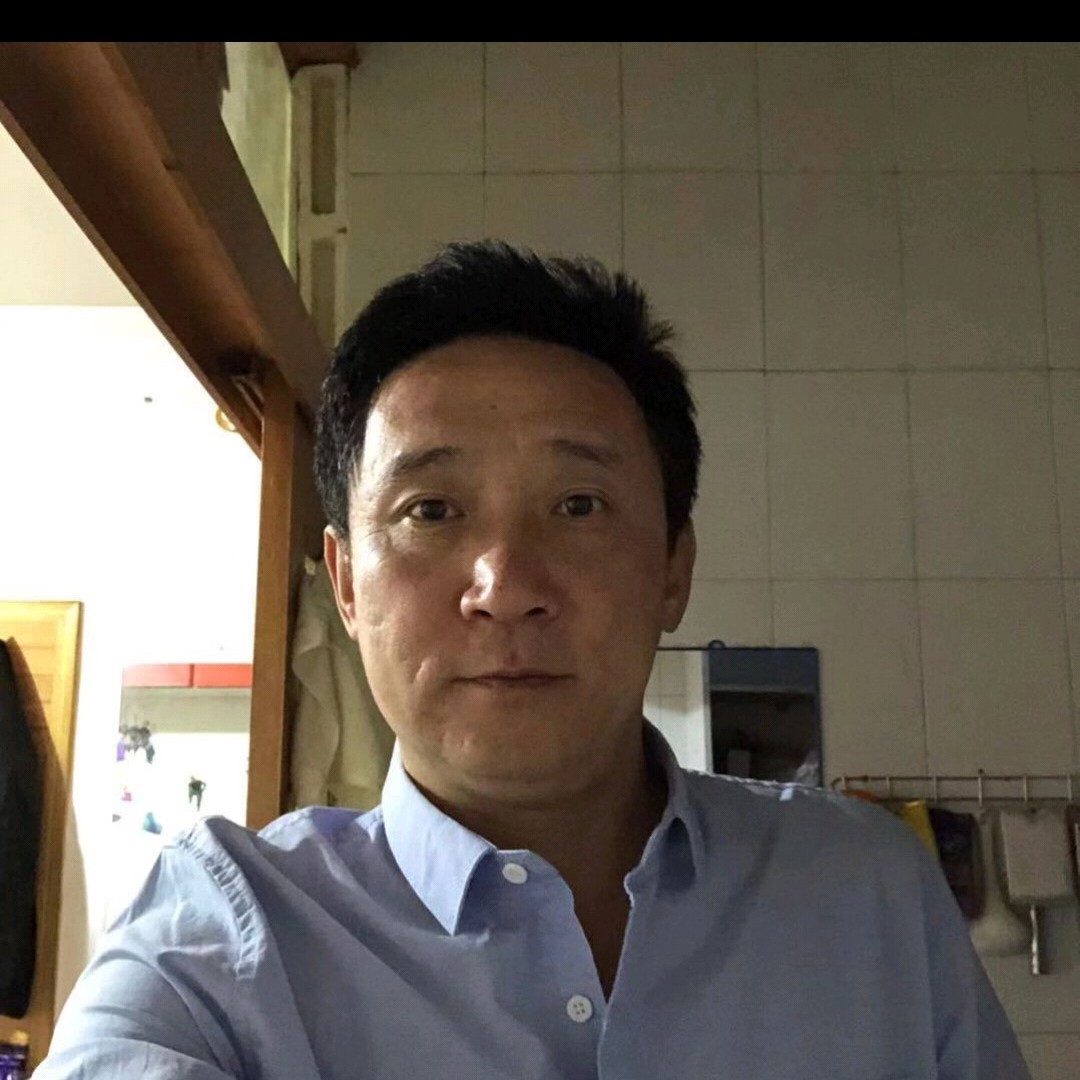 留胡子蹁跹醉月的照片