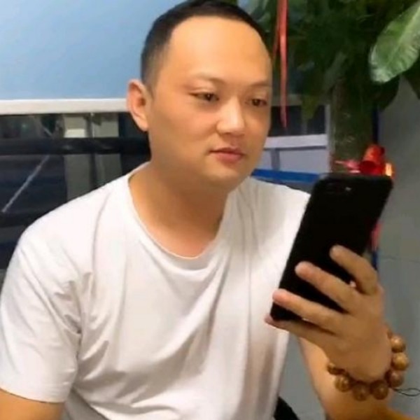 细心拿小虾米的照片