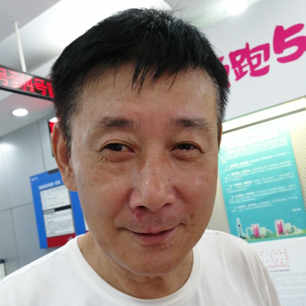 山岚回眸烂漫的照片