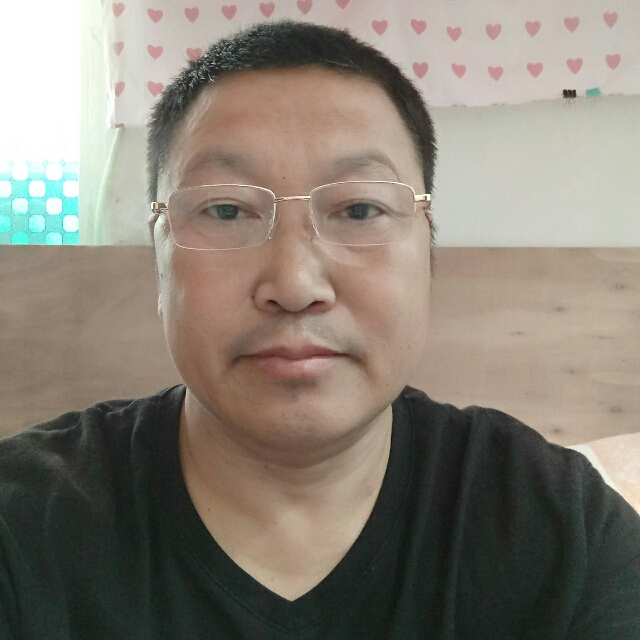坚强用电脑的照片