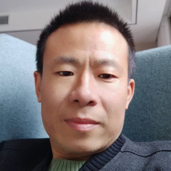 远方的月的照片