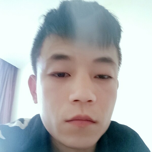 沉默凝眸小伙的照片