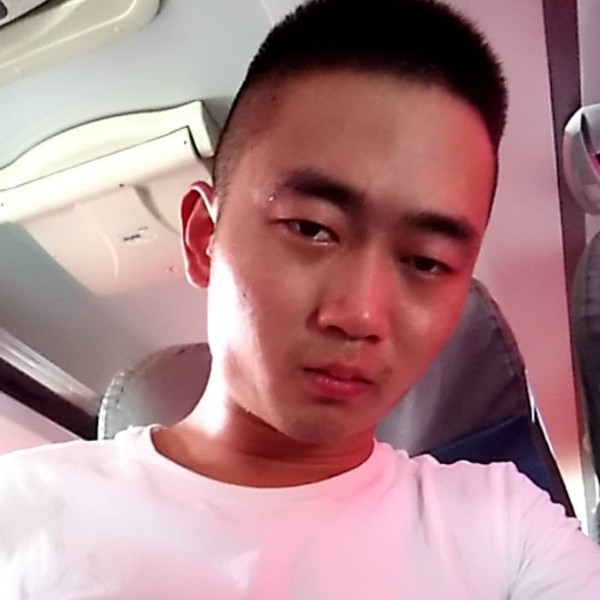 小巧吃醋花瓣的照片