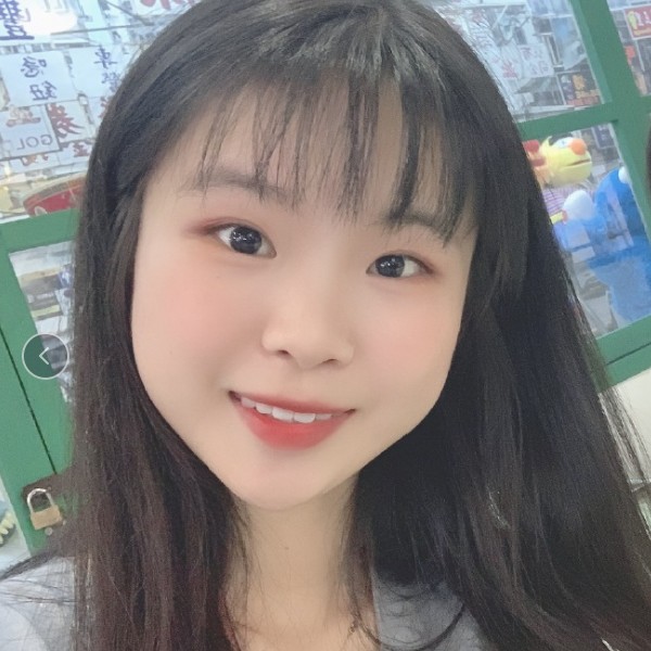 羞涩向红玫瑰的照片