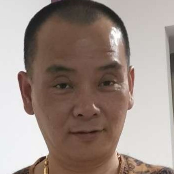 自信漫步夏天的照片