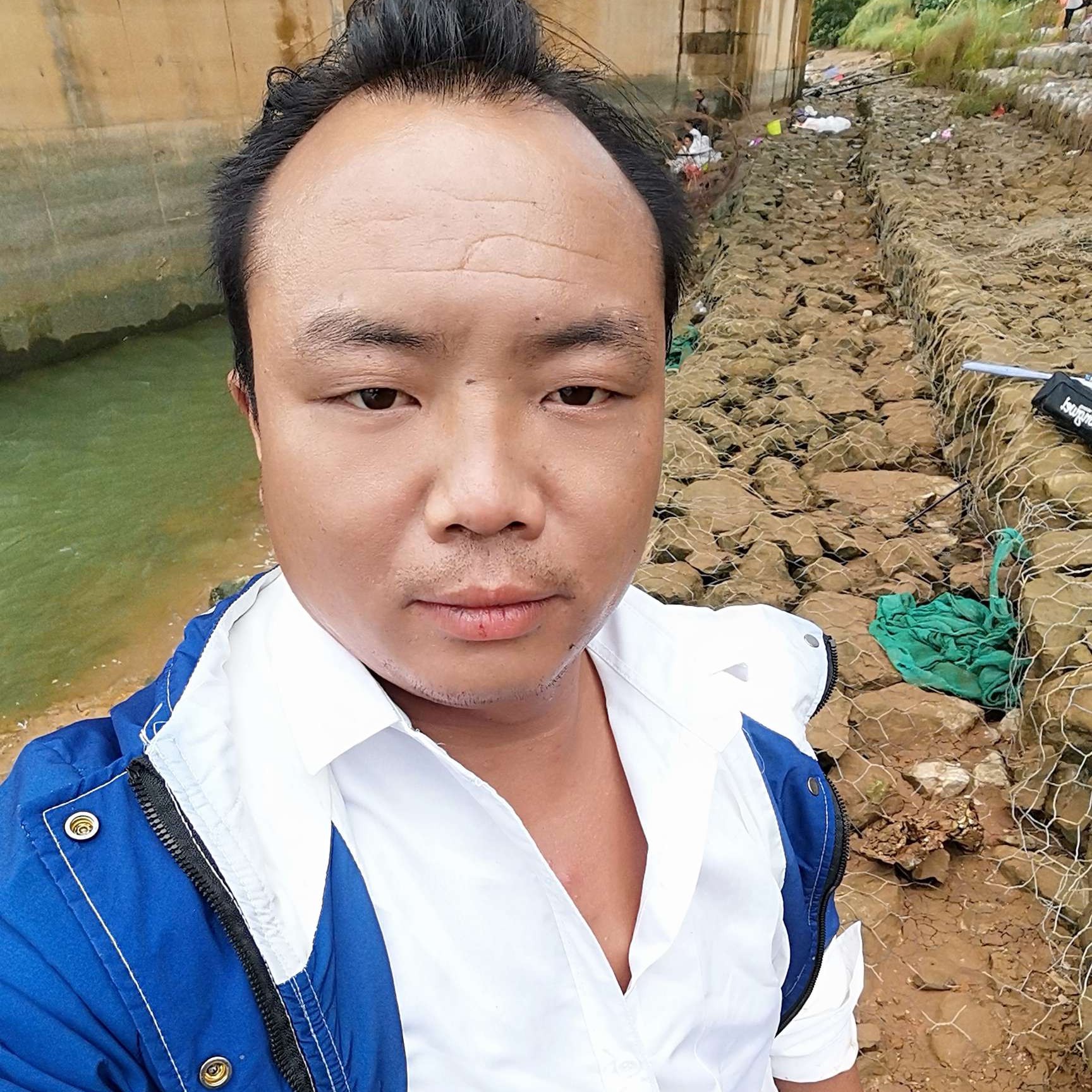 直率有月亮的照片