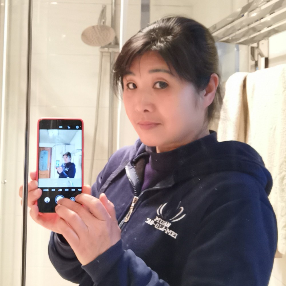独特踢裙子的照片