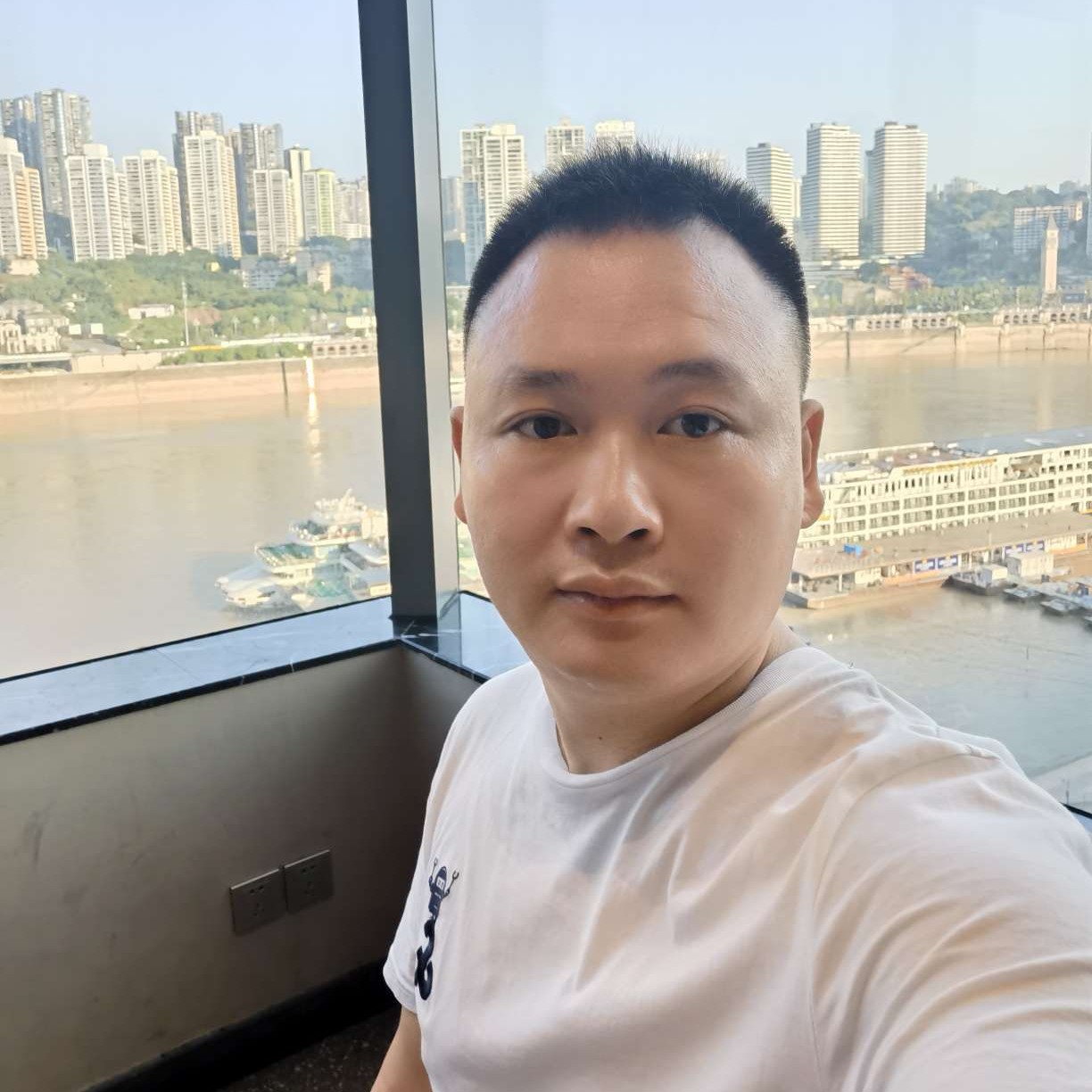 微笑倾心酸奶的照片
