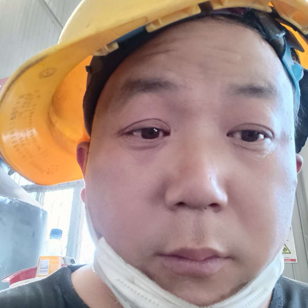 背后那烤鸡的照片