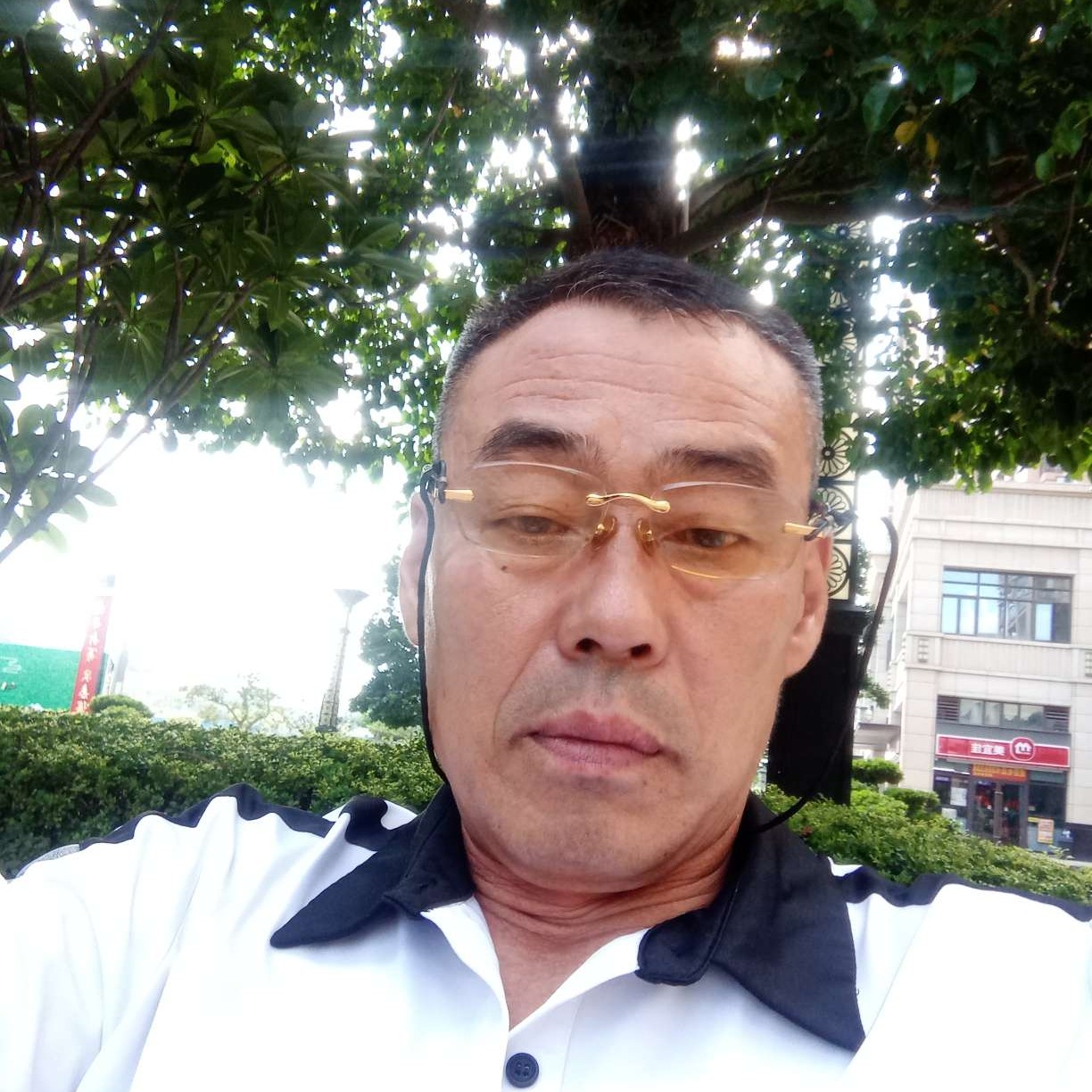 耳机放弃天真金虎的照片