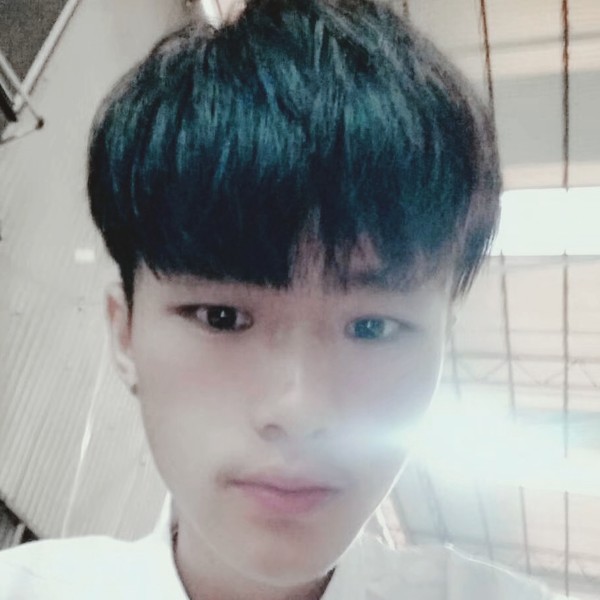 开心的小哥哥的照片