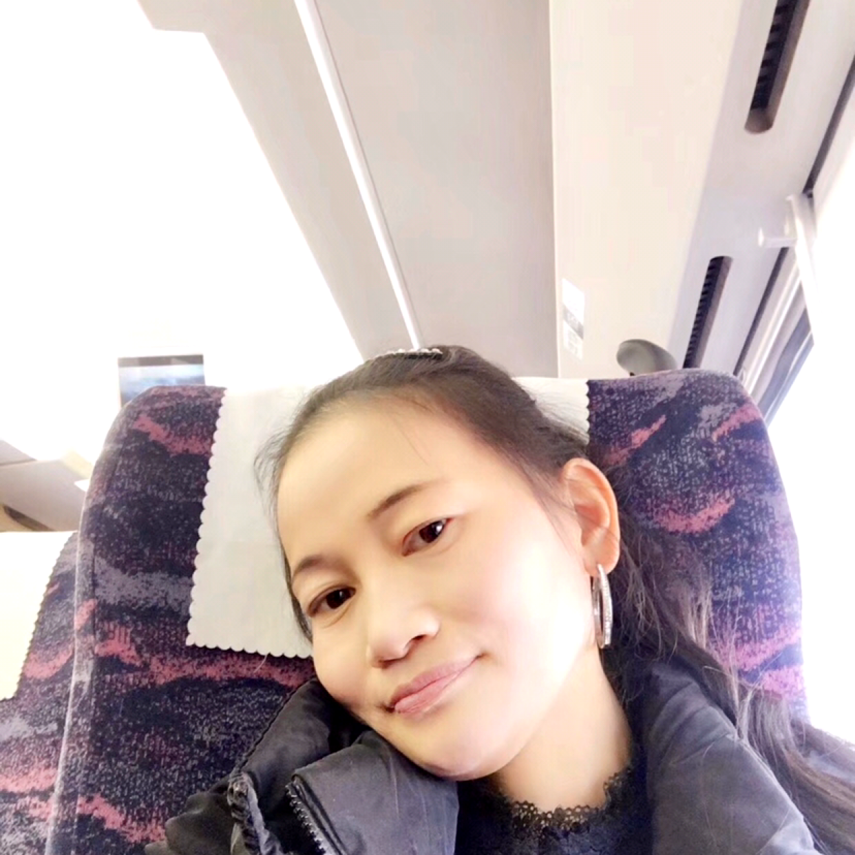 文静深拥小蜜蜂的照片