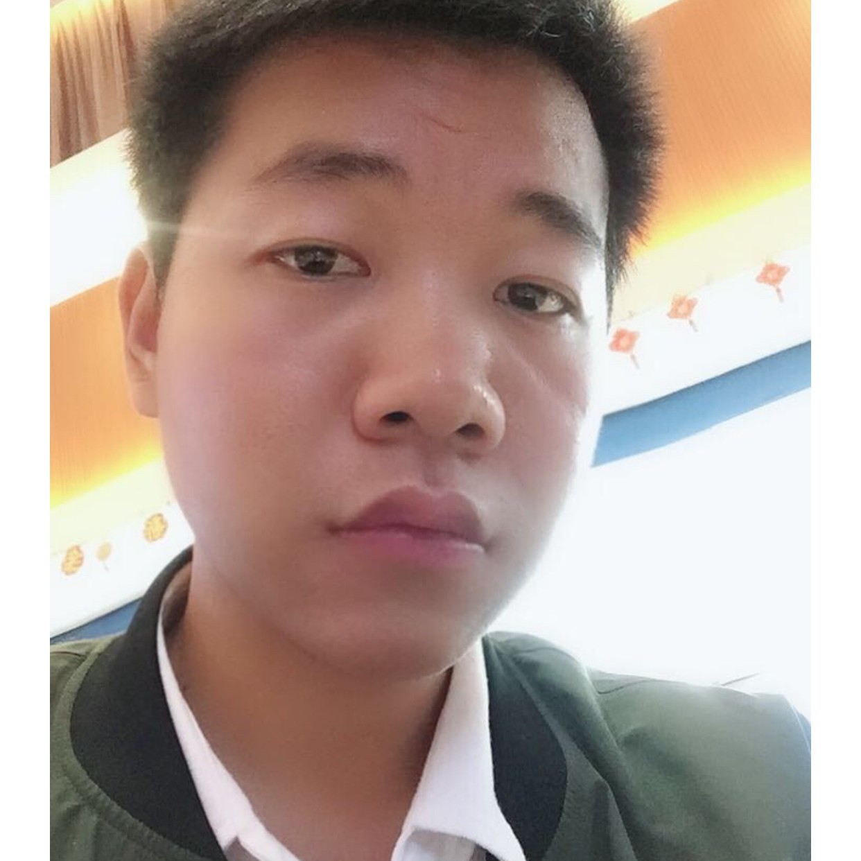 激动等待樱桃。的照片