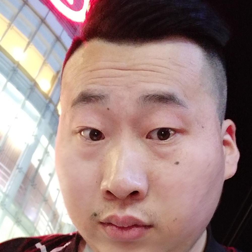 小巧扯毛衣的照片