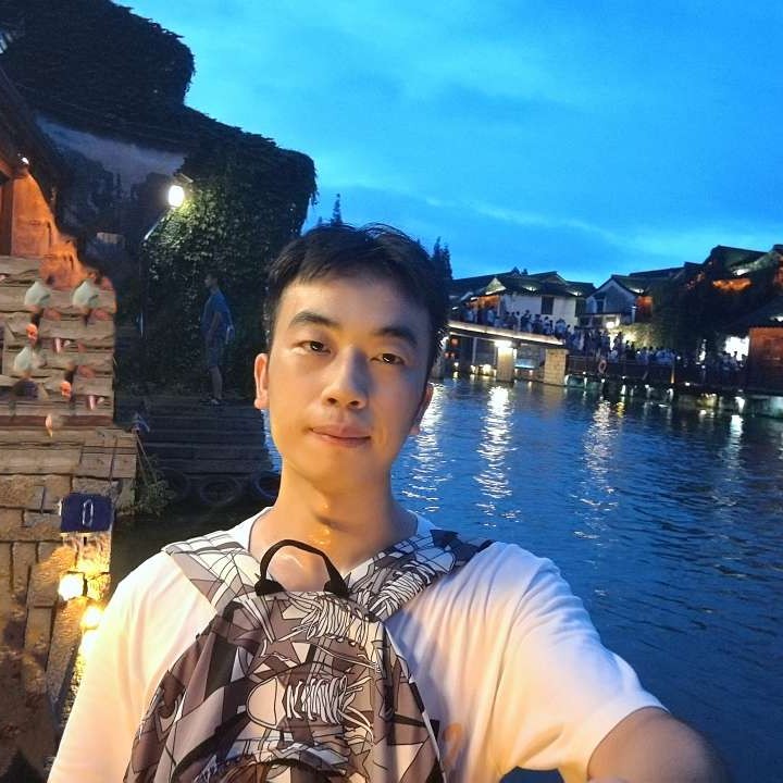 逐风深拥俊逸的照片